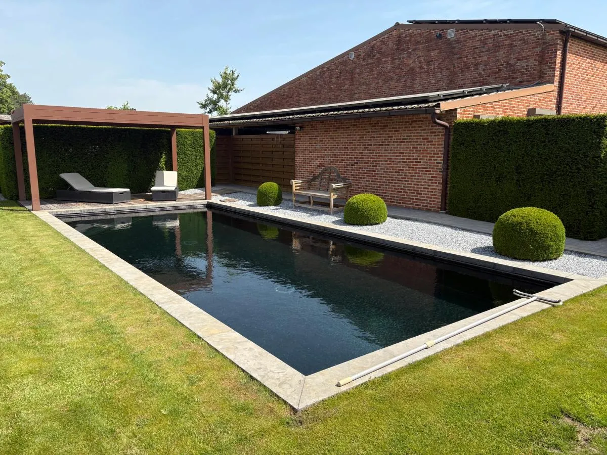Buitenzwembad en tuin bij een woning in Averbode