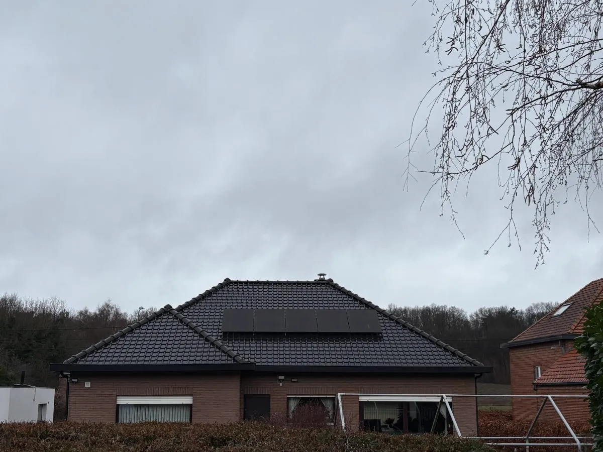 Plaatsing van zonnepanelen in Wezemaal