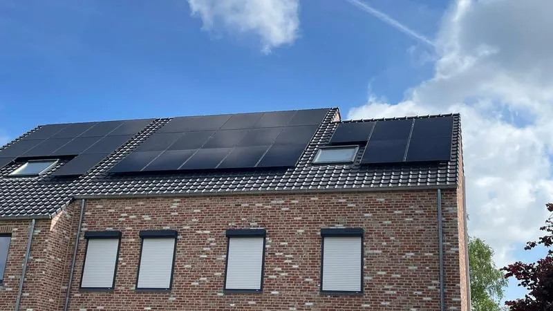 Zonnepanelen op het dak van een woning in Scherpenheuvel