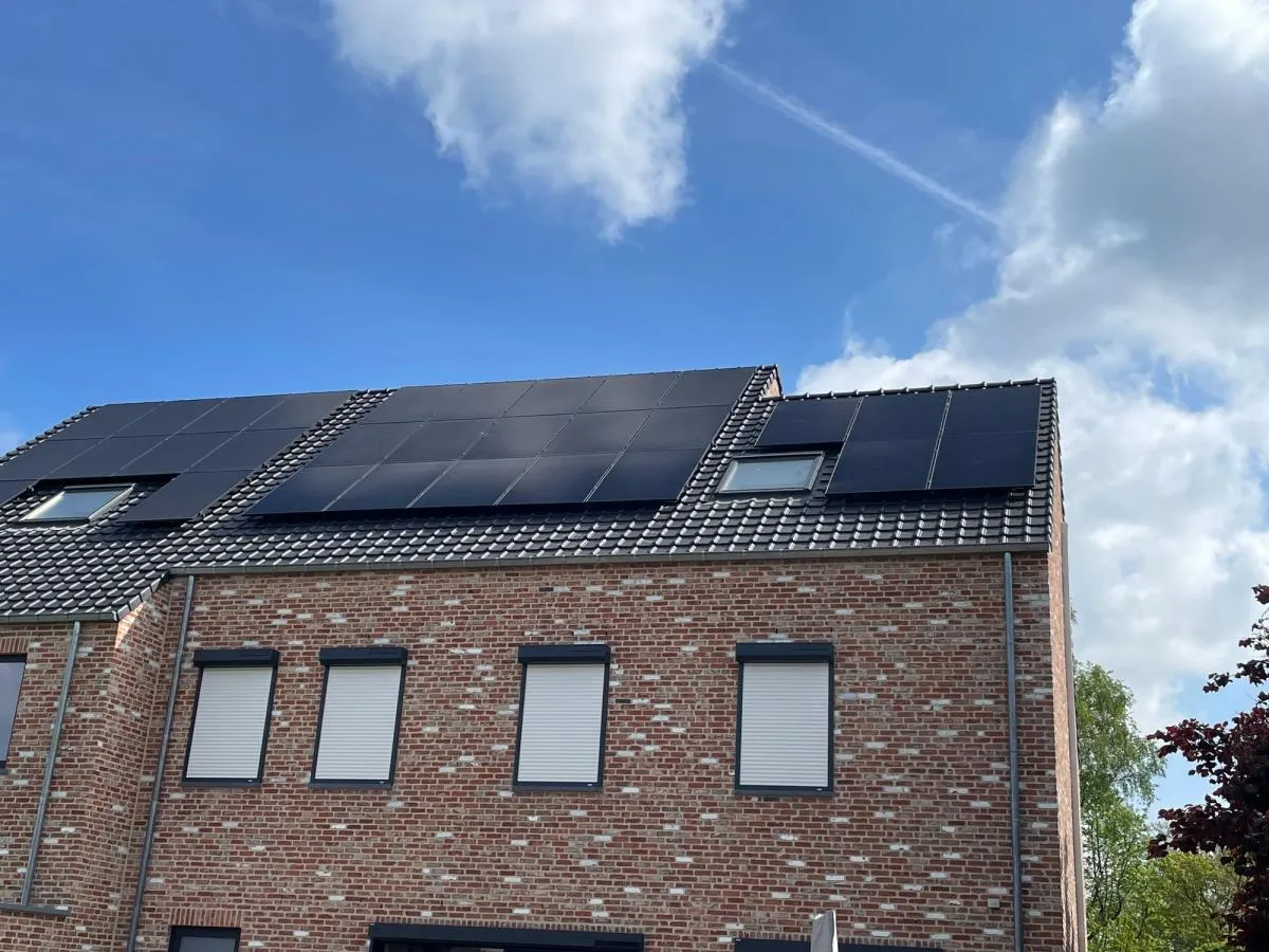 Zonnepanelen op het dak van een woning in Scherpenheuvel
